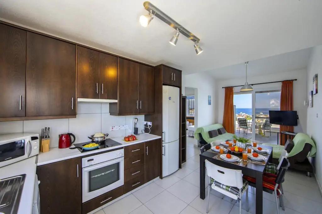 Green Bay Penthouse 2 โปรทาราส ภายนอก รูปภาพ
